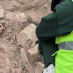 Foto: Seorang arkeolog bekerja di situs penggalian pemakaman pra-Hispanik di samping mumi yang diyakini berasal dari budaya Manchay, yang berkembang di lembah Lima antara 1.500 dan 1.000 SM, di Lima, Peru, 14 Juni 2023. (REUTERS/STRINGER)