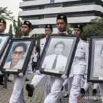 Dokumentasi - Mahasiswa dengan foto empat orang korban tragedi Mei mengikuti Peringatan 18 Tahun Tragedi 12 Mei 1998 di Universitas Trisakti, Grogol, Jakarta. ANTARA FOTO/M Agung Rajasa/ama/pri.