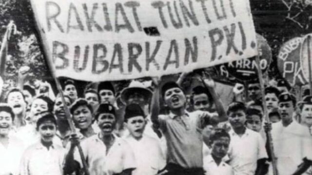 Kronologi G30S/PKI 1965, kisah lengkap fakta sejarah, versi resmi Orde Baru, dan kontroversi yang masih jadi perdebatan hingga kini.